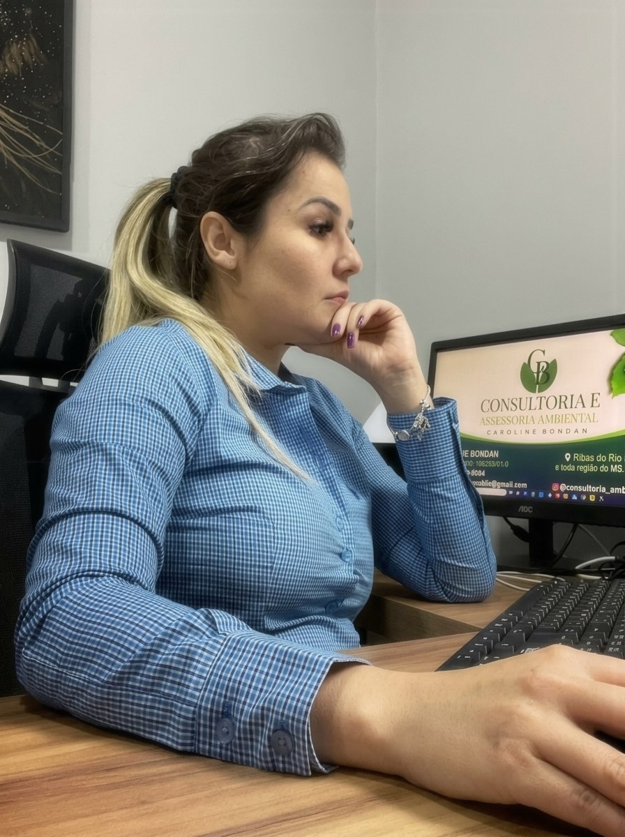 Caroline Bondan analisando indicadores técnicos e documentação ambiental em seu escritório